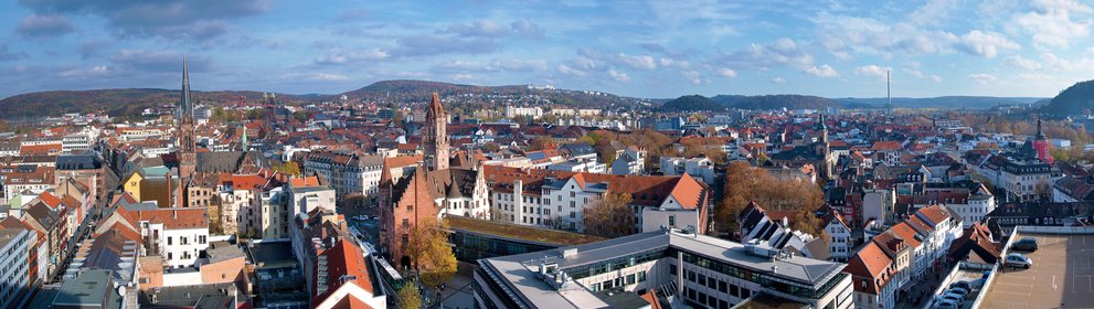 Panoramabild von Saabrücken von oben mit dem historischen Rathaus St. Johann 